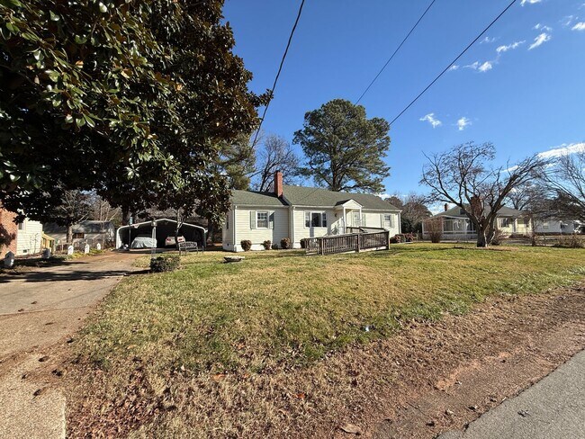 Building Photo - Large 3bed 1.5 bath ranch with 2 car garage $1895