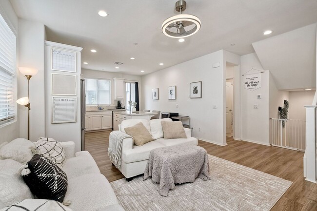Building Photo - 2211 Solara Ln