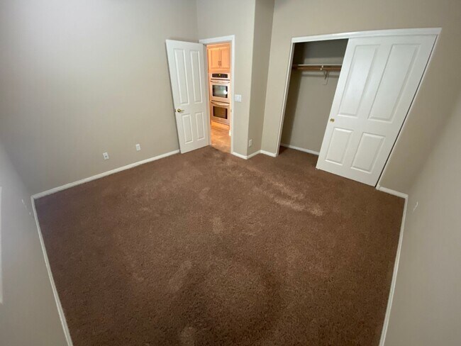 Building Photo - Beautiful 5 bed/3 bath home located in Hen...