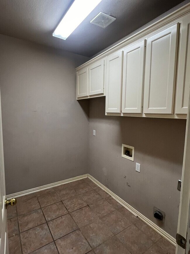 Building Photo - Custom Goodman home in Crimson Ridge w Pool!