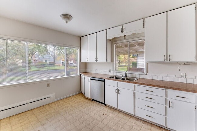 Building Photo - CUTE AND COZY FOUR BEDROOM IN LONGVIEW