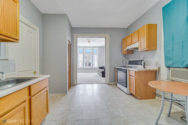 Building Photo - 1650 N Oakley Ave