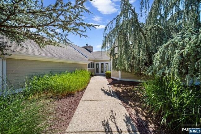 Building Photo - 12 Sandburg Ct