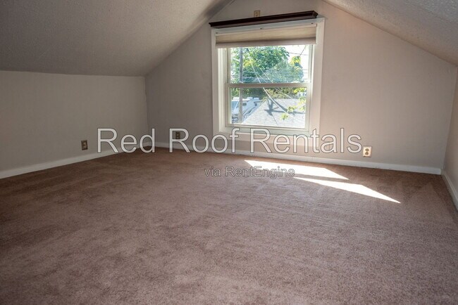 Building Photo - 702 S 51st St