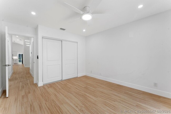 Building Photo - 897 Dickens Pl