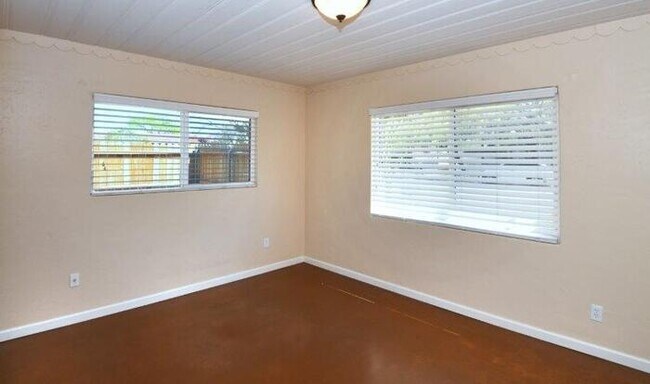 Building Photo - Charming Sam Hughes Brick Home with large ...