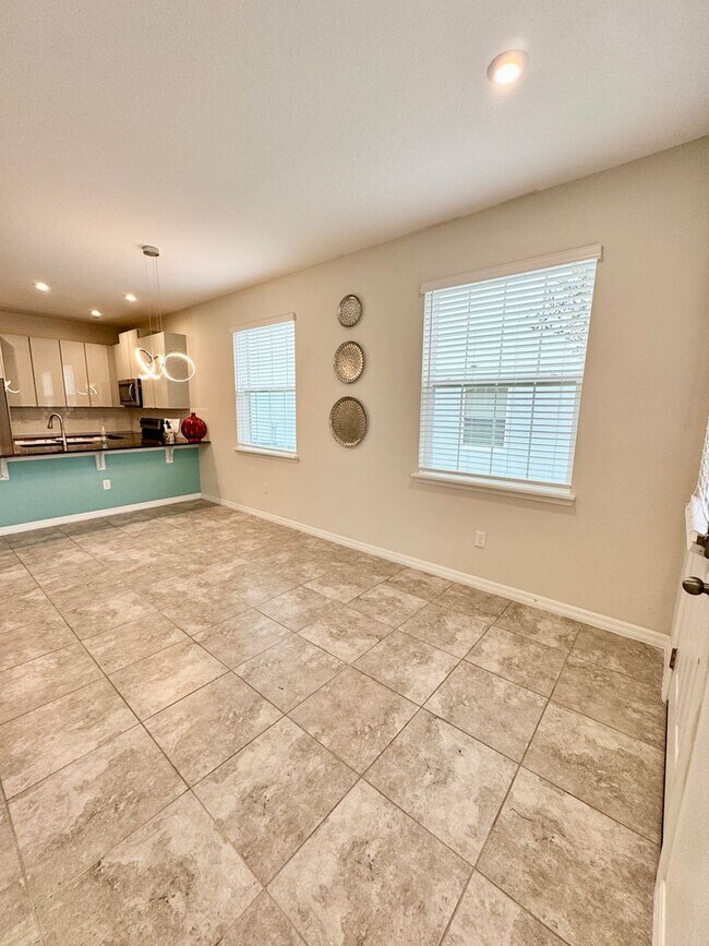 Building Photo - FOR RENT - Beautiful end unit townhouse in Clermont - Waterbrooke