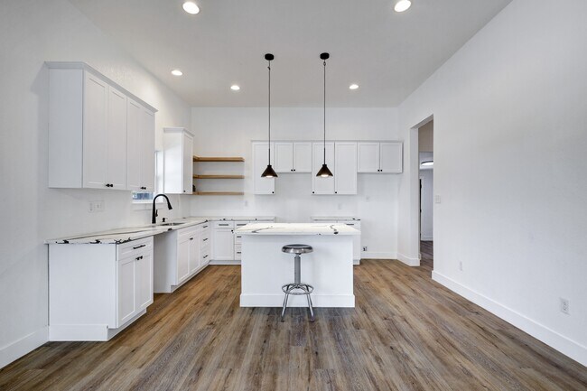 Building Photo - 2425 Monterey St