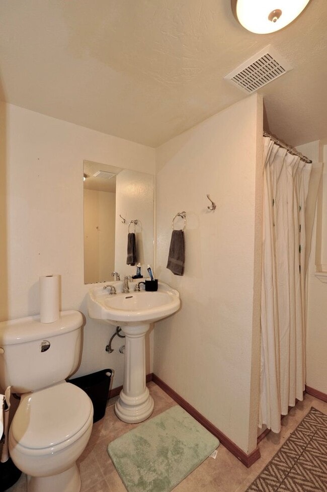 Building Photo - Fairway Golf Course 3 bed 3 bath with basement