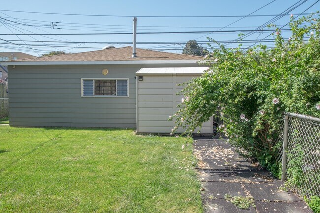 Building Photo - 5520 S Pulaski Rd
