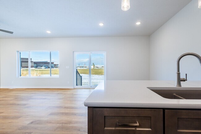 Building Photo - Stunning New Built 5 Bed Duplex!