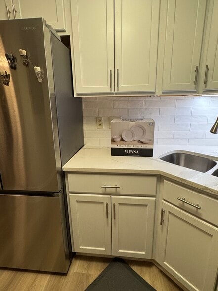 Kitchen with like new appliances - 7500 Cahill Rd