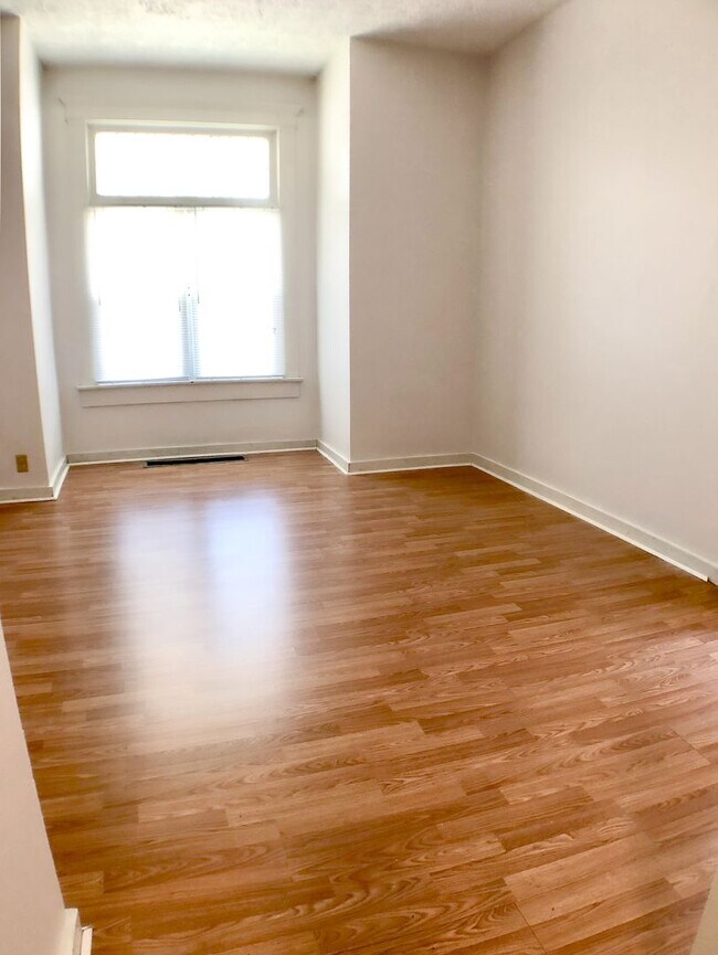 Building Photo - 1 Bed / 1 Bath on 10th Ave close to Wexner Medical Center