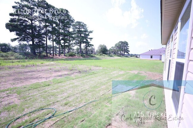 Building Photo - 715 Thicket Ln