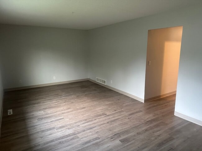 Building Photo - Newport Duplex