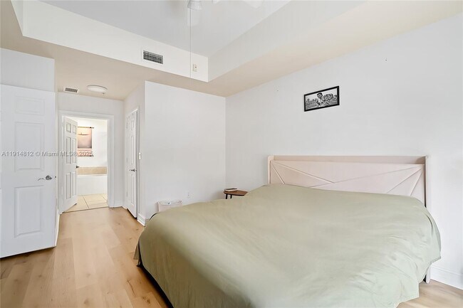 Building Photo - 3001 NE 185th St