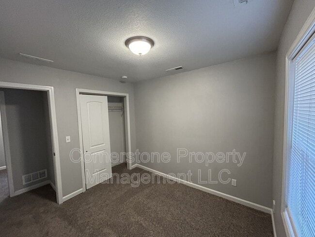 Building Photo - 8290 Center Dr