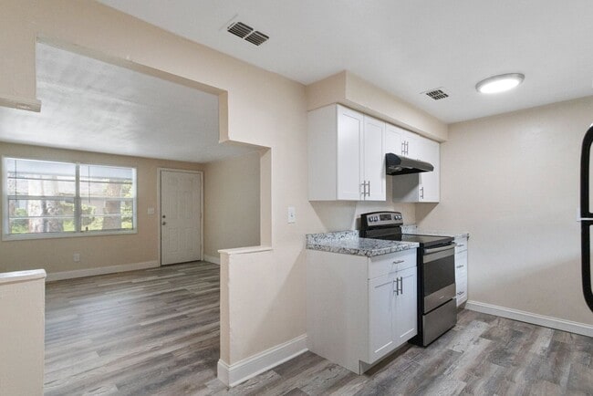 Building Photo - Spacious 4bdrm/1bath House ** $1,995.00 **...