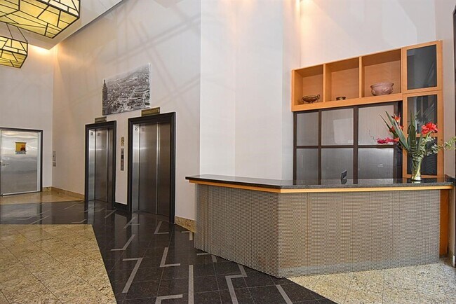 Building Photo - 705 Main St