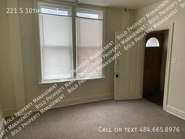 Building Photo - 221 S 10th St