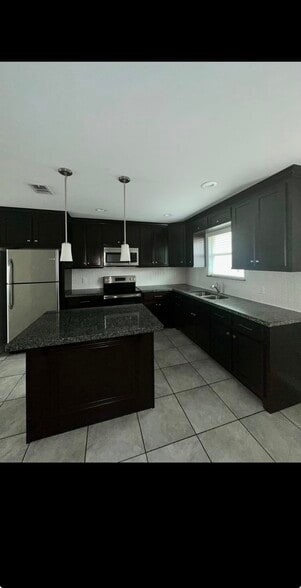 Building Photo - 205 Teak Dr