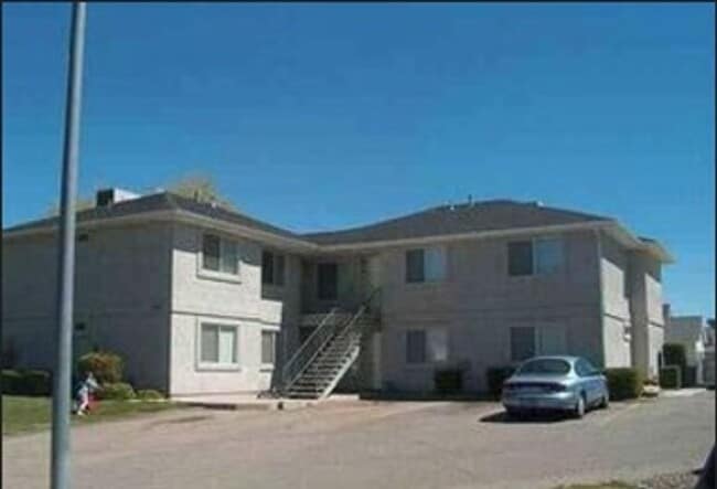 Building Photo - Conveniently Located 3 Bedroom 2 Bathroom Unit!