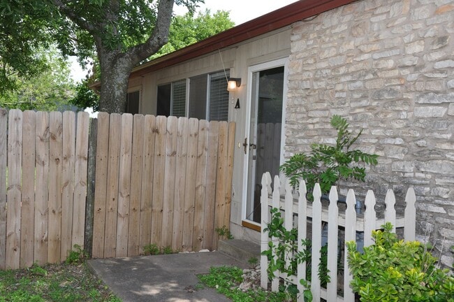 Building Photo - 3 Bedroom 2 Bath Duplex in Heart of Leander