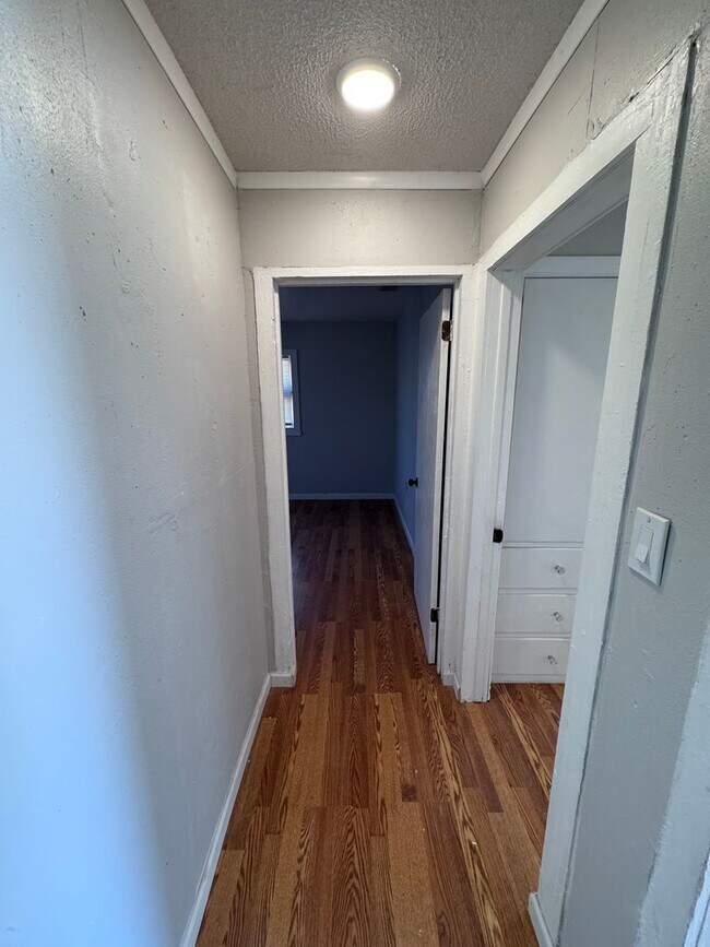 Building Photo - Just off 50th and I-27/ Newly Renovated-MOVE IN SPECIAL!!