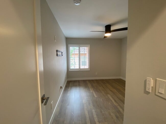 Building Photo - Beautifully Renovated Condo in Rancho Bernardo!