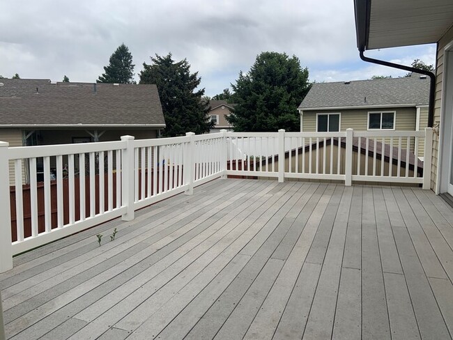 Building Photo - Spacious Sandy 3 Bedroom!