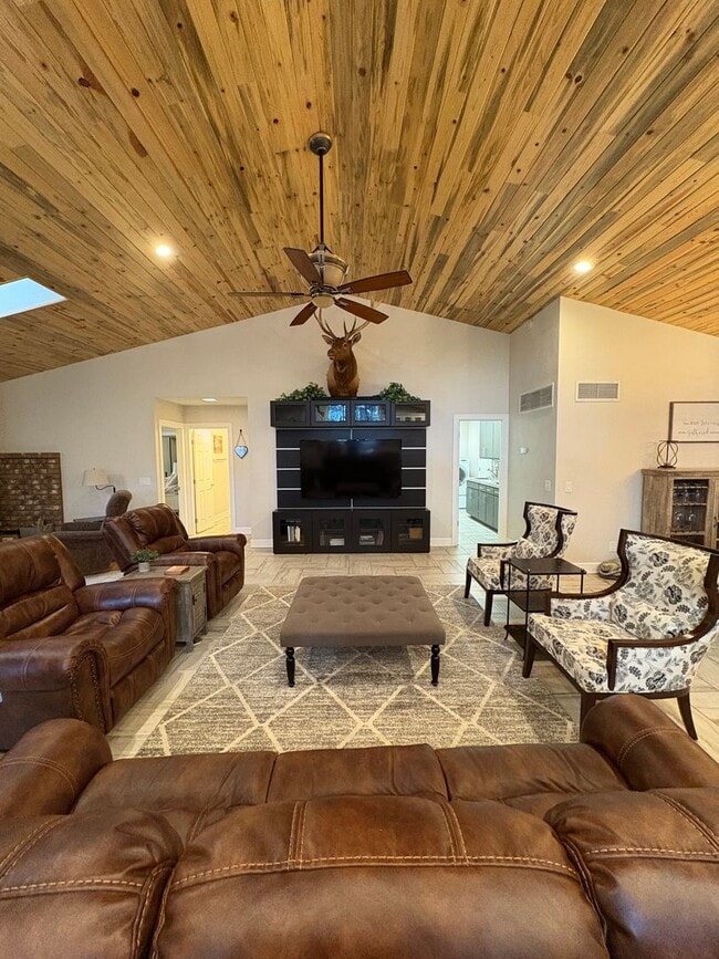 Building Photo - Gorgeous Furnished Country Club Rental