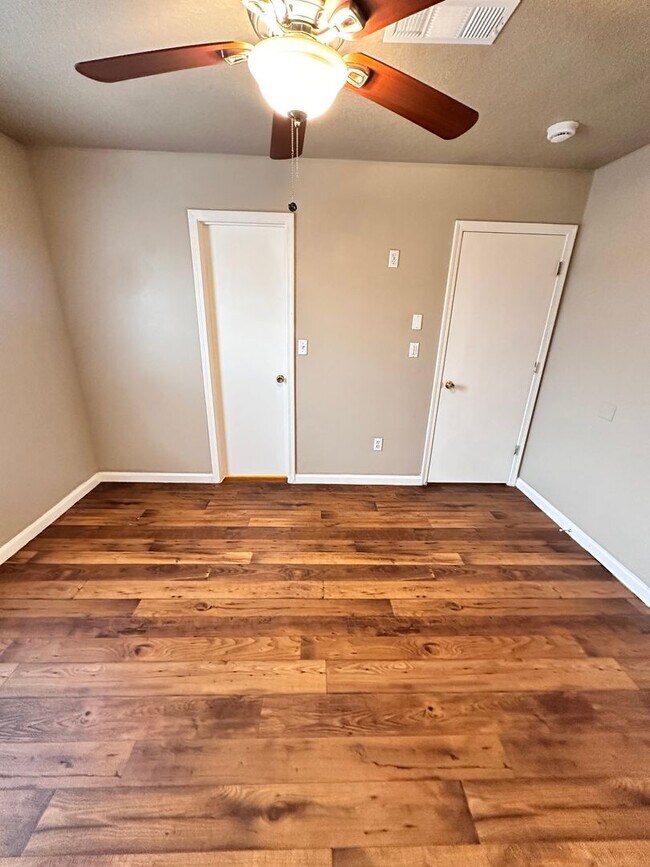 Building Photo - *"PRICE  REDUCED + MOVE-IN SPECIAL" 3 Bedroom 2 Bathroom with 2 Car Garage