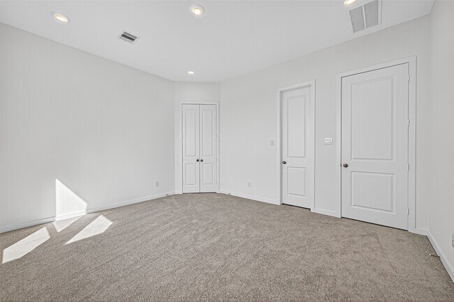 Building Photo - 11119 Poplar Tree Dr
