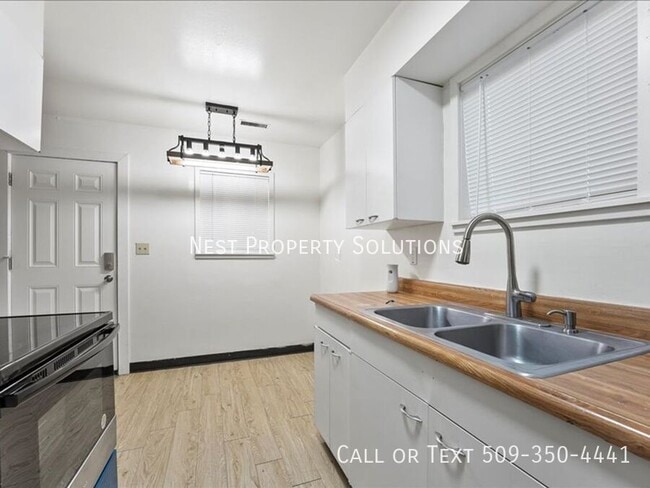 Building Photo - 1213 Vandenburg Ave