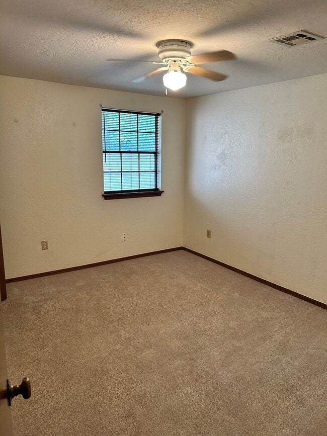 Building Photo - AVAILABLE SEPTEMBER 10TH Charming 4 bed 2....