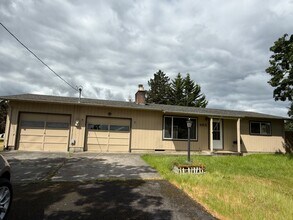 Building Photo - Cute 2 bedroom w/big garage!