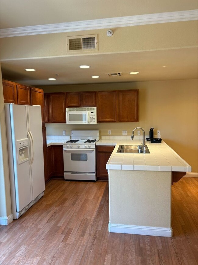 Building Photo - Upscale Living in Westlake Villas – Minute...