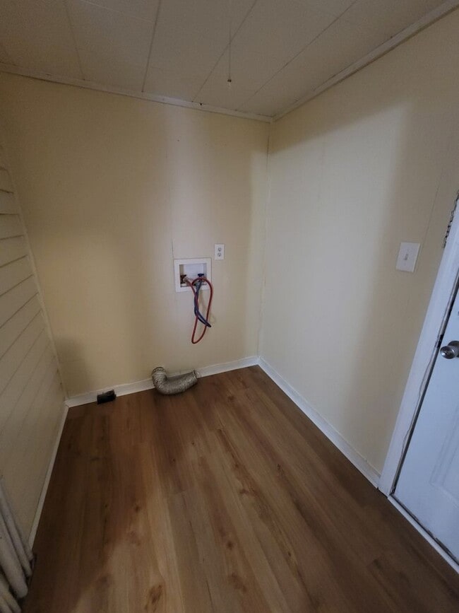 Building Photo - Cute 2 BR House