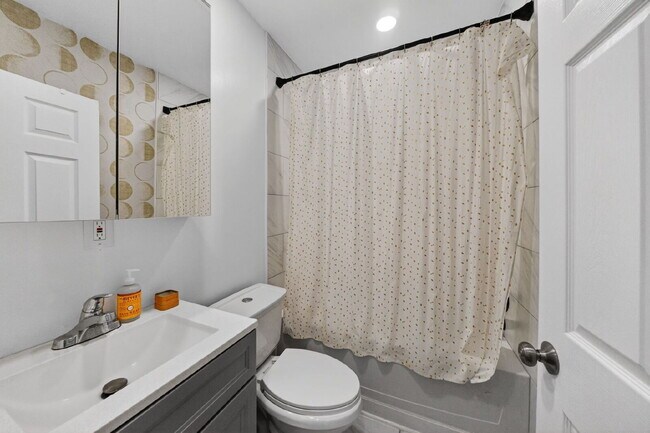 Building Photo - Classic DC charm and Modern Upgrades!