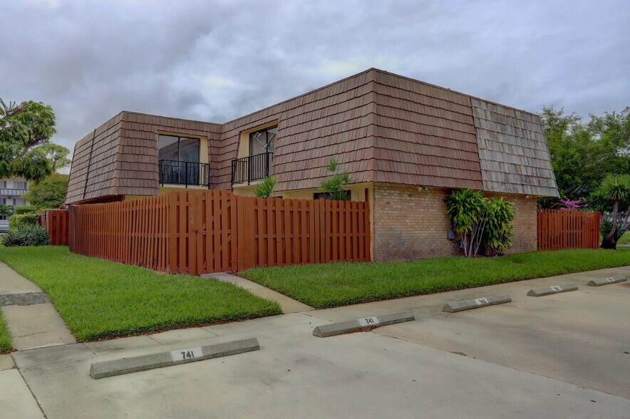 Building Photo - 744 Springdale Cir