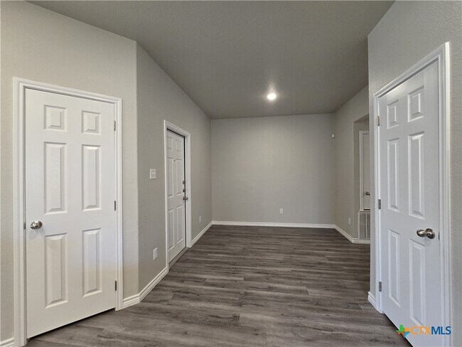 Building Photo - 523 Lost Trl