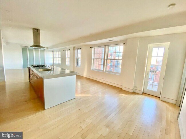 Building Photo - 1124 10th St NW
