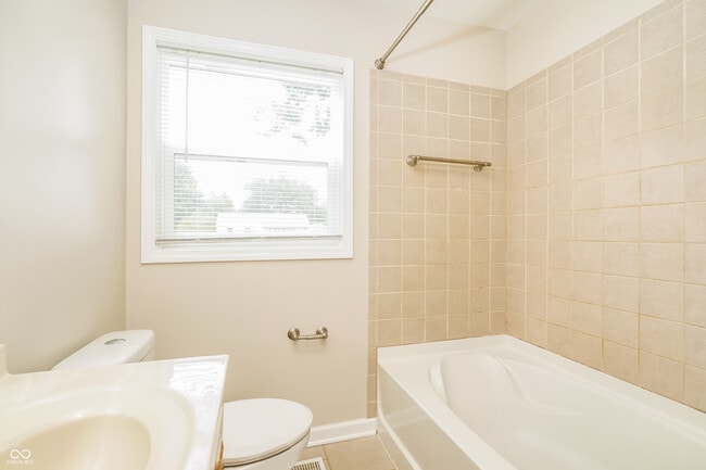 Building Photo - 124 Rose Ln