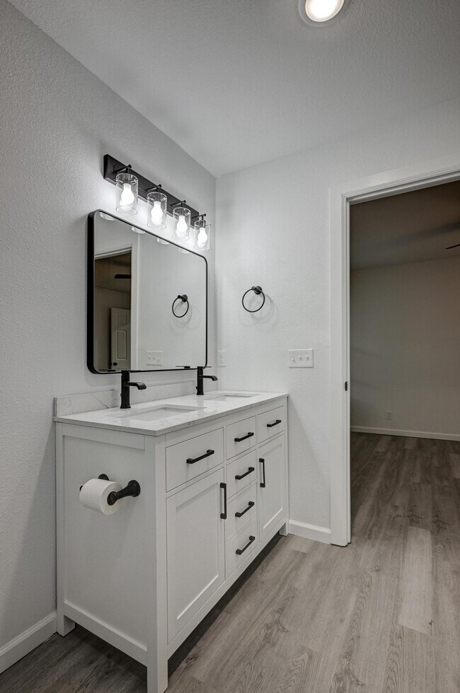 Building Photo - 2123 S Porter Ave