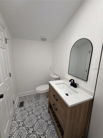 Building Photo - 114 W Amelia Ave