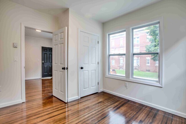 Building Photo - 2 bed 1 bath apartment for rent on Kibbe St