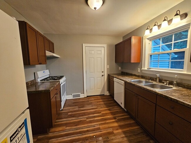 Building Photo - Kent 4 bedroom 1.5 bath house for rent