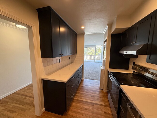 Building Photo - STUNNING, MODERN UPDATES. 2BD/1BA TIBURON ...