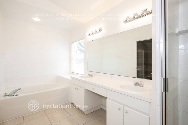 Building Photo - 10109 Deepbrook Dr