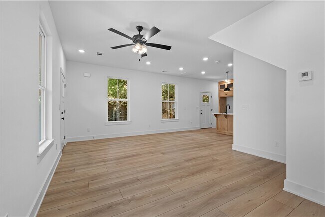 Building Photo - 576 S Willow Ave